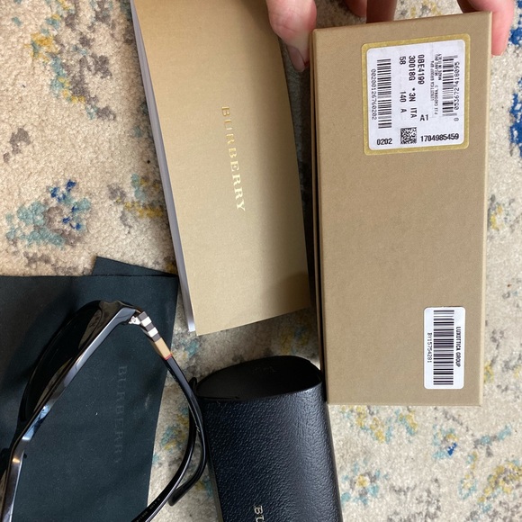 New in box Burberry Sunglasses - Picture 8 of 16